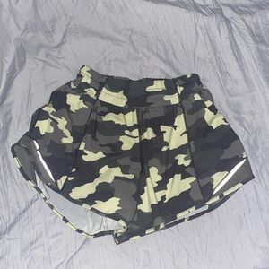 Hotty Hot Lined Lululemon Reflective Camo Shorts size 4 Like New